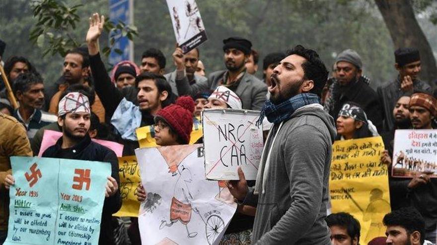 Detenciones y cortes de internet y teléfono por las protestas en la India