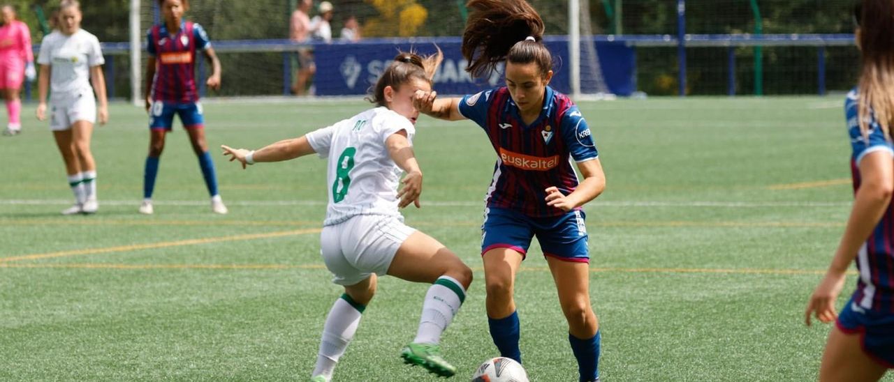 Lance del choque entre el Eibar y el Córdoba CF Femenino en el Campo Unbe.
