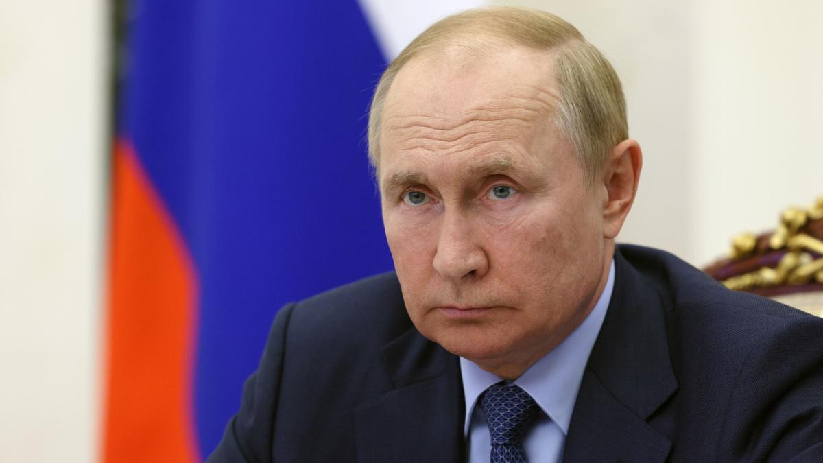 Russian President Vladimir Putin meets with Russian Goverment members