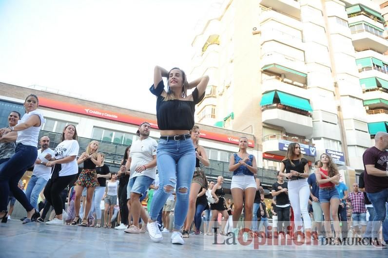 Los bailes latinos salen a la calle en Murcia