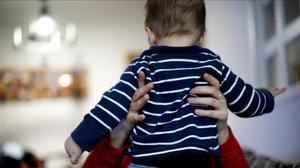 Una madre juega con bebé juega en su casa.