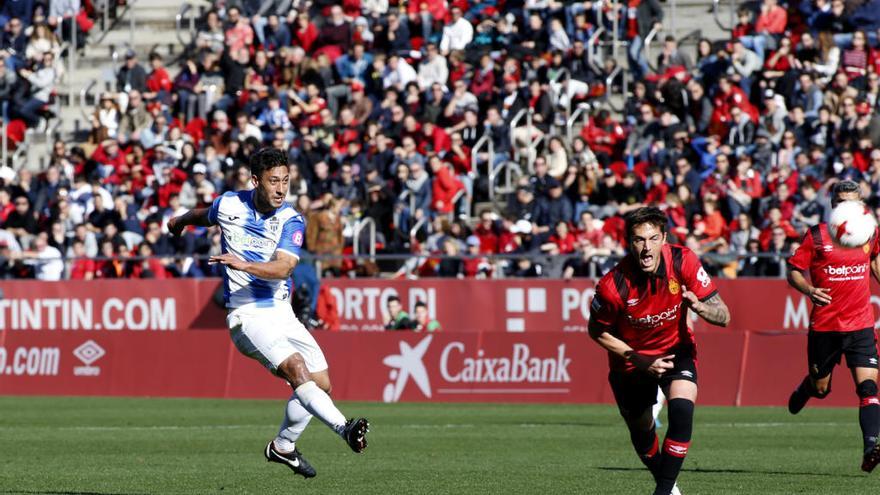 Malik dispara ante Raíllo en el partido del Baleares frente al Mallorca.