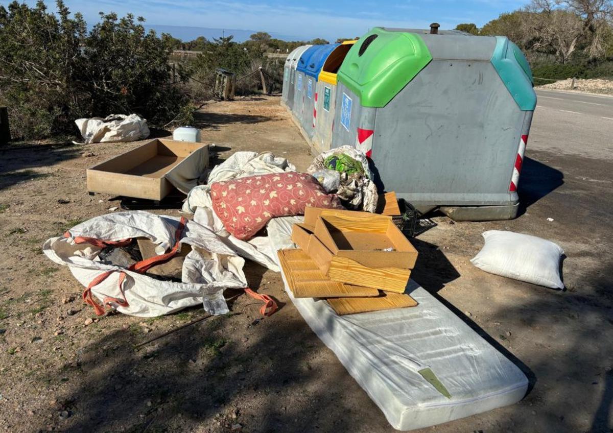 Basura depositada de manera irregular 
junto a unos 
contenedores. | C.I.F.