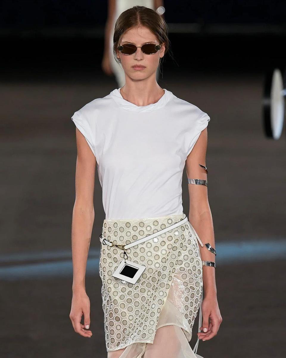 Brazaletes a medio brazo vistos en el desfile primavera-verano 2023 de Tory Burch