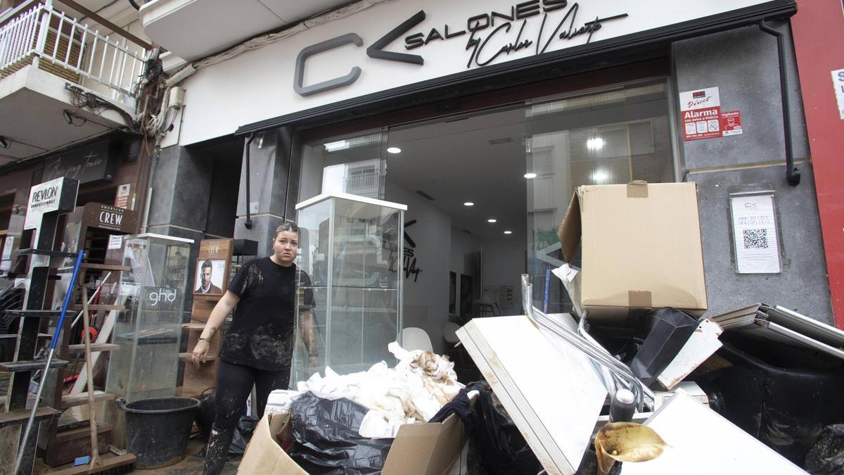 Los profesionales del salón de belleza han trabajado estos días para retirar el material y poder recuperar las instalaciones.
