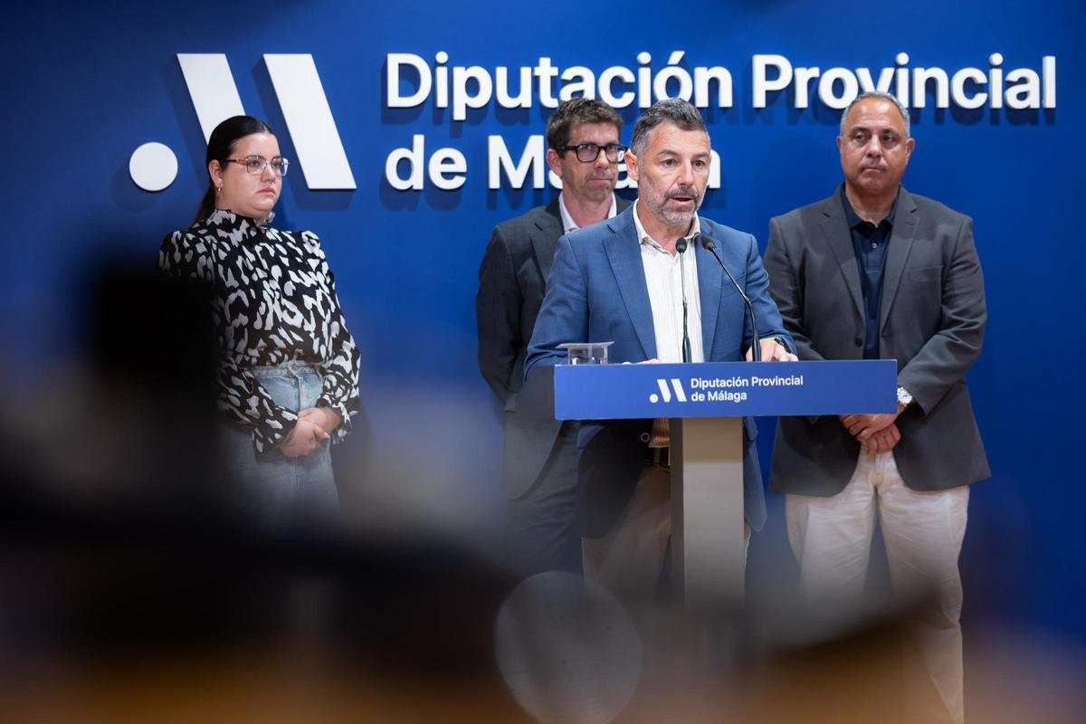 Juan Rosa explicando la dinámica del taller " Valores en juego"