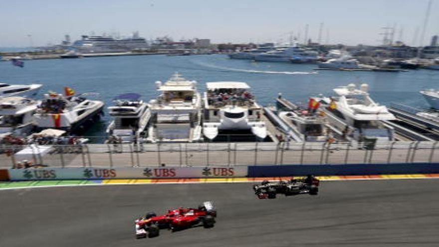 El piloto español de Ferrari, Fernando Alonso, conduce su monoplaza en el circuito urbano de Valencia en 2012.