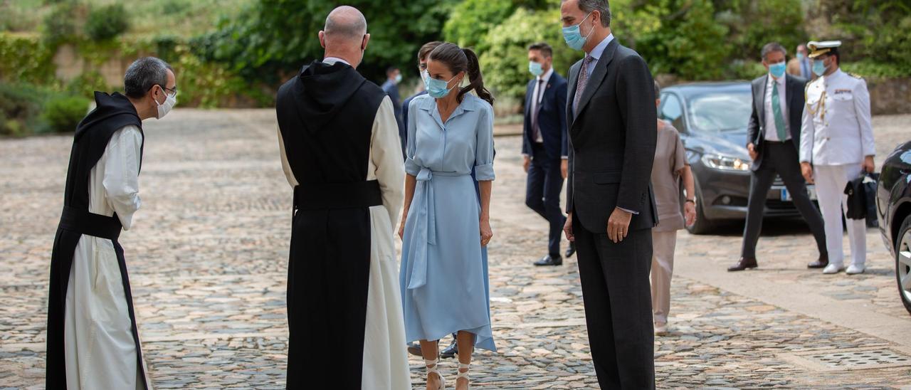 Los Reyes durante su visita al monasterio de Poblet (Tarragona) en 2020.