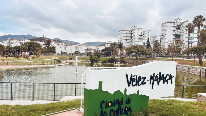 Vélez quiere hacer apto para el baño el lago del parque María Zambrano