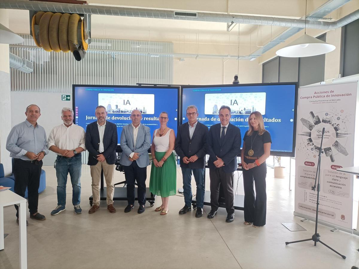 Foto de familia de las autoridades y entidades presentes en la presentación.