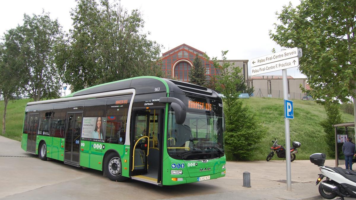 Un autobús davant el Palau Firal de Manresa