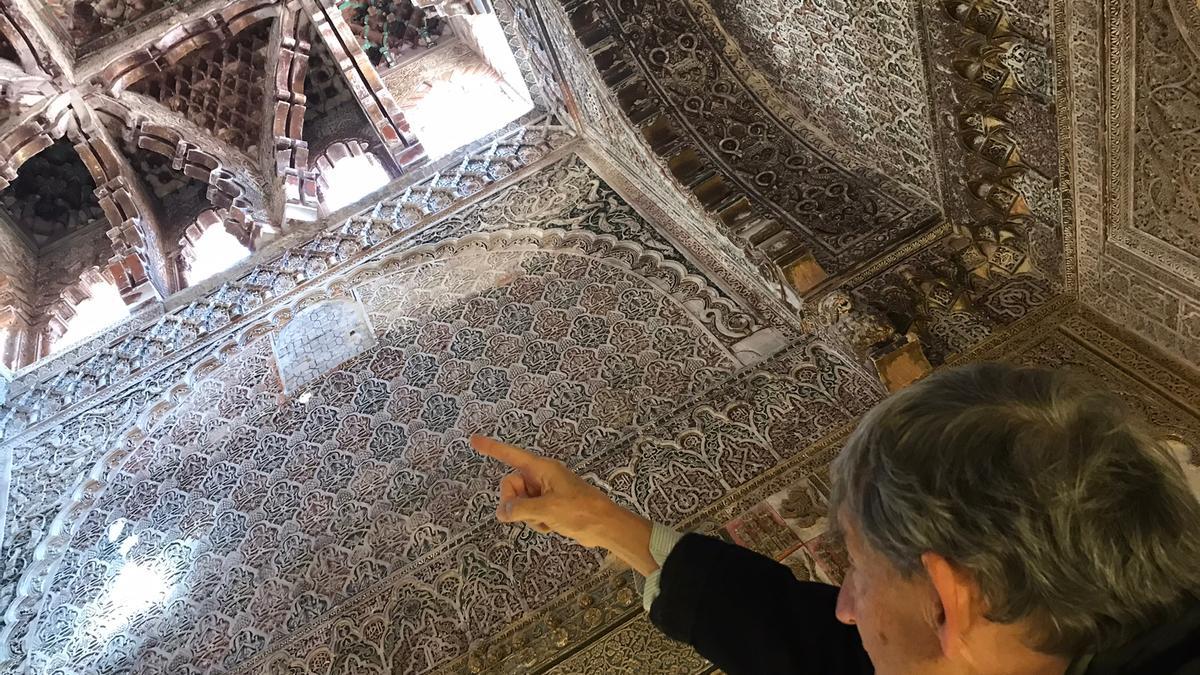 El arquitecto Gabriel Rebollo señala la Capilla Real de la Mezquita-Catedral.