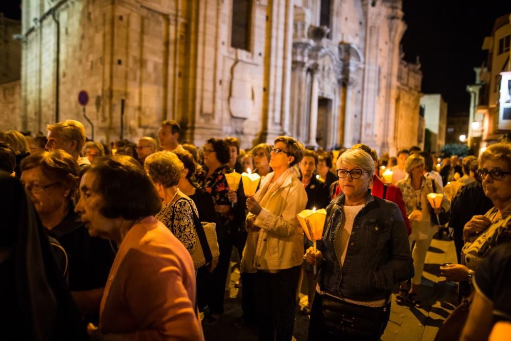 Decenas de personas reciben las reliquias de Santa Bernadette con esperanza de buscar curación o alivio a sus males en la Santa Iglesia Catedral de Orihuela