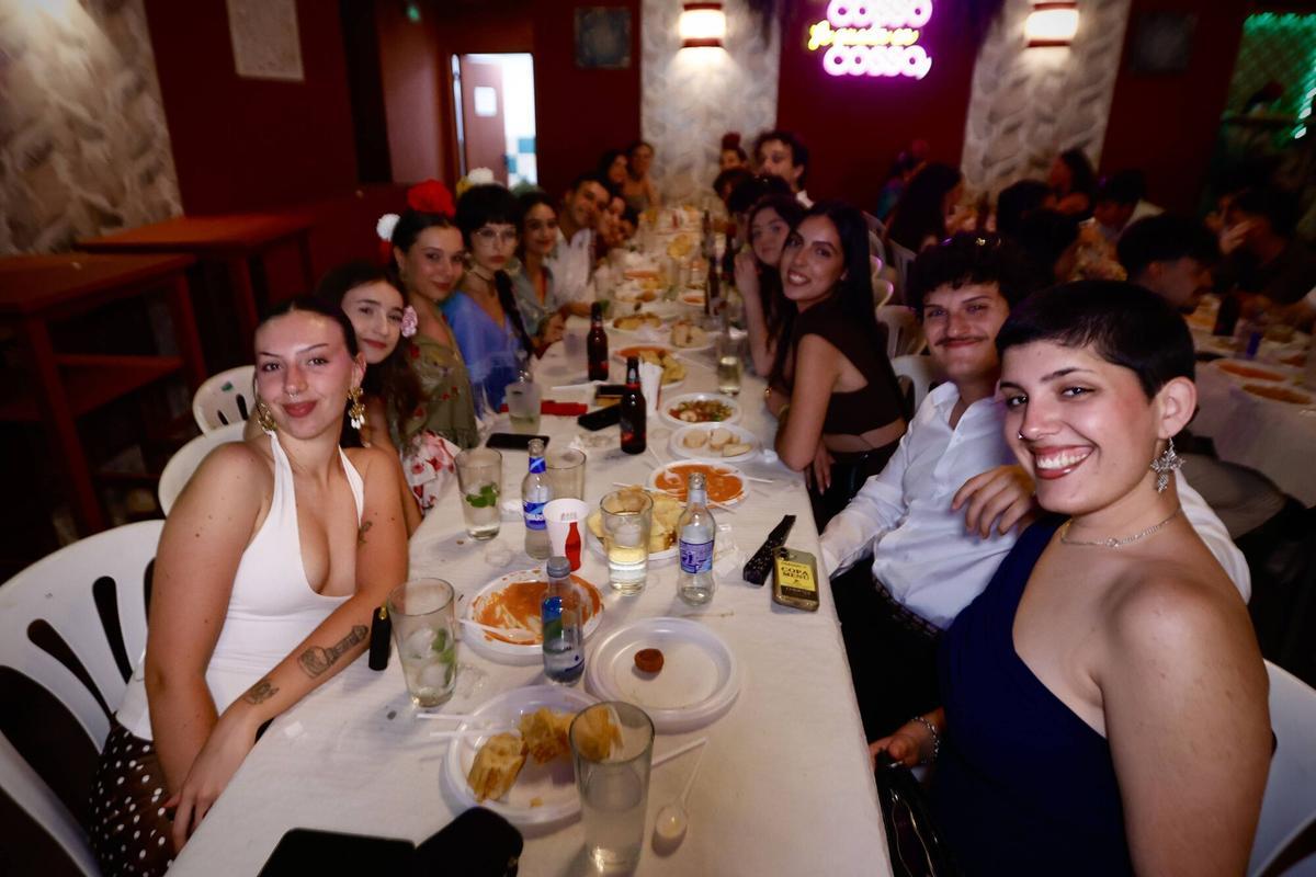 Cordobeses y turistas disfrutan en El Arenal de la primera jornada de día de la fiesta