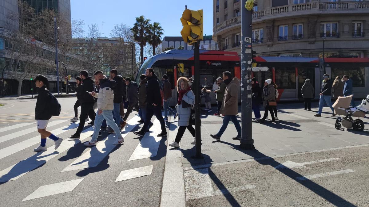 Peatones pasando junto al tranvía bloqueado en la plaza Paraíso este sábado.