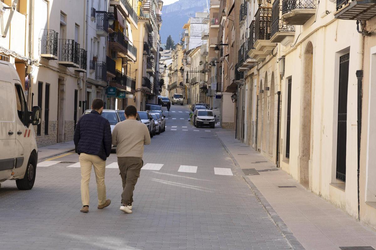 El Carrer Nou de Albaida remodelado, con vehículos aparcados, el pasado jueves.