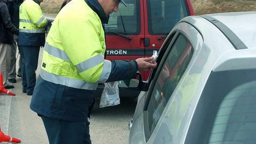 El alcohol, presente en un tercio de los 15 accidentes de tráfico mortales en las carreteras coruñesas este año