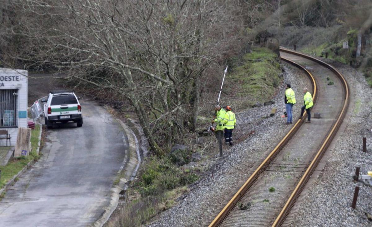 Operarios trabajando en la vía convencional, ayer. | NOÉ PARGA