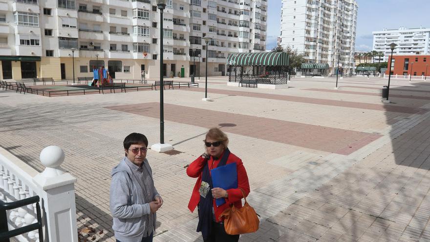 María José García y Javier Millán, esta semana en la calle Victoria Mérida y Piret.