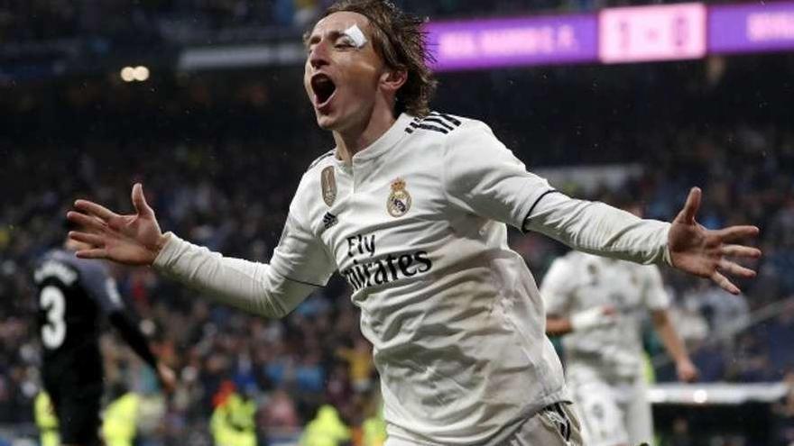 Modric celebra su gol, el segundo del equipo blanco, ante el Sevilla. // Rodrigo Jiménez