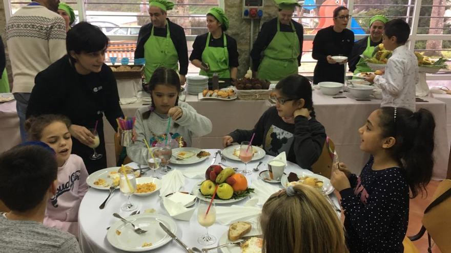Los escolares de Soutomaior durante los desayunos saludables. / FdV
