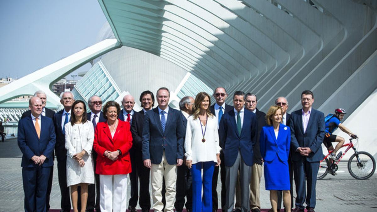 Los miembros de la Fundación España Constitucional posan, este sábado en Valencia, junto a la alcaldesa Rita Barberá (de rojo) y el presidente valenciano, Alberto Fabra (centro).