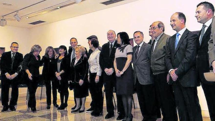 La foto de familia de la edición de este año de los «Mierenses del año», con  los galardonados.