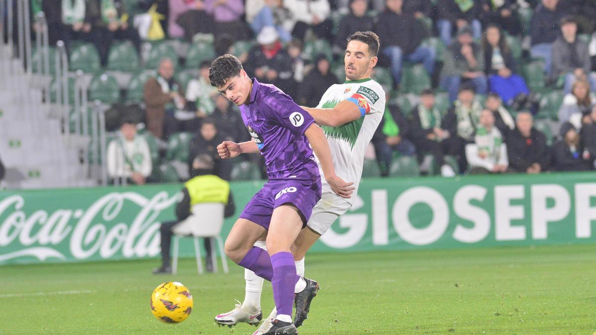 Pedro Bigas lucha por un balón, durante el partido de este domingo contra el Valladolid