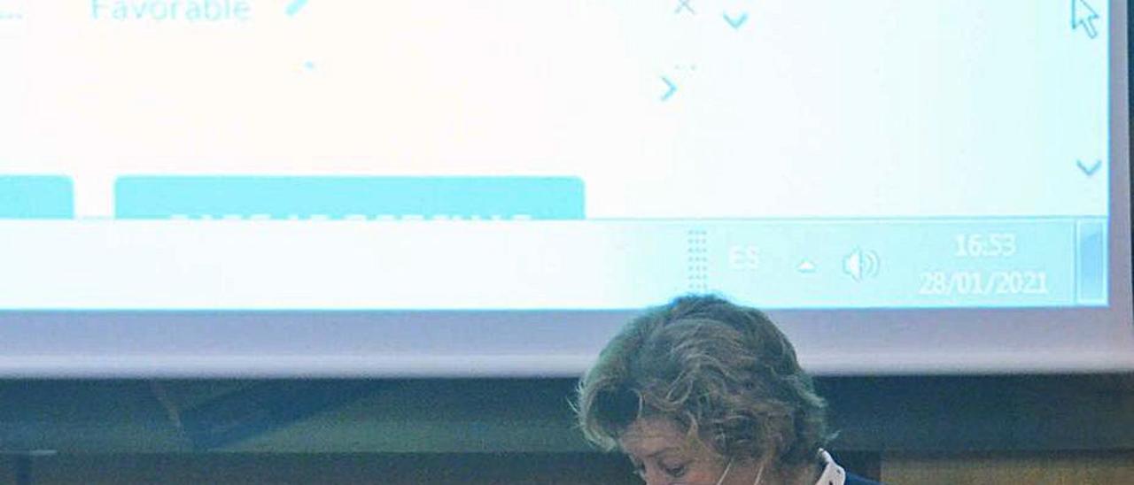 La secretaria municipal y la concejala de Hacienda. | // NOÉ PARGA