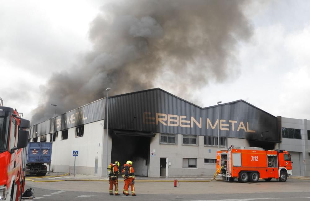 Incendio en una empresa del Polígono Industrial la Fillola, en Aldaia