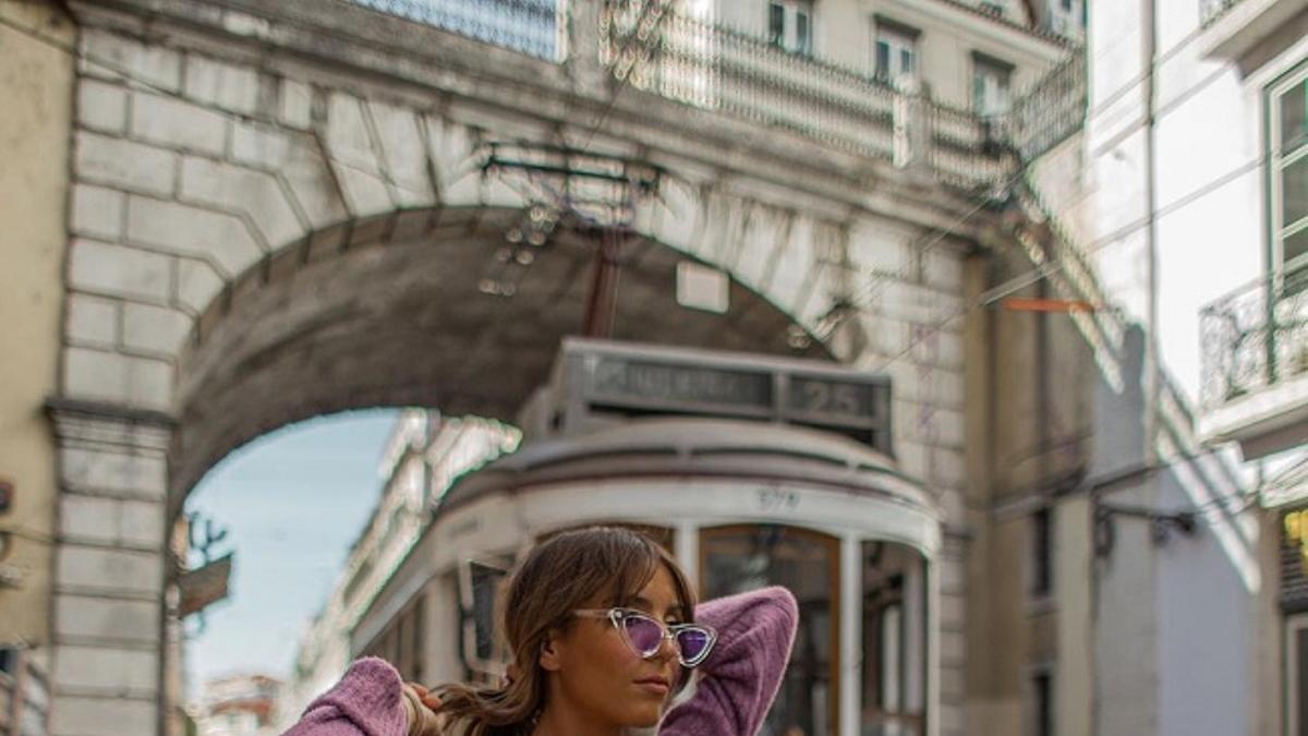 La 'influencer' portuguesa Sofia Reis con 'twin set' lila de Pull&amp;Bear