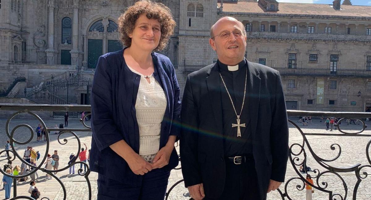 A alcaldesa de Compostela e o arcebispo de Santiago, onte, no balcón do Pazo de Raxoi / Javier Rosende