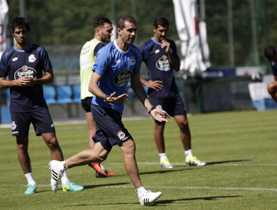 Los futbolistas del Deportivo completan una exigente sesión de más de hora y media de duración, con una parte física muy dura y un tramo de entrenamiento de partidillos con balón en espacios reducidos