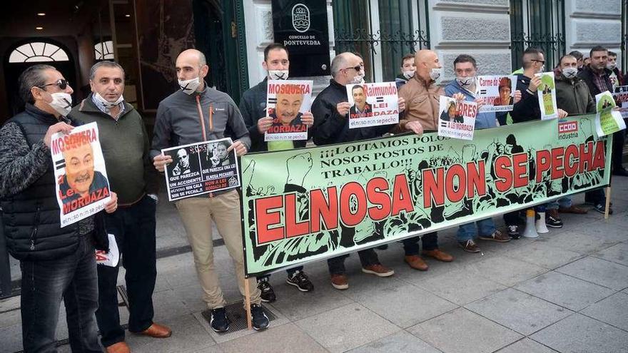 Protesta de los trabajadores de Elnosa ante el Concello de Pontevedra. // Rafa Vázquez