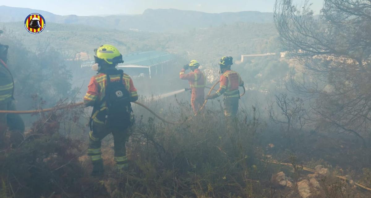 Los bomberos actuando sobre el terreno en el incendio de Llutxent