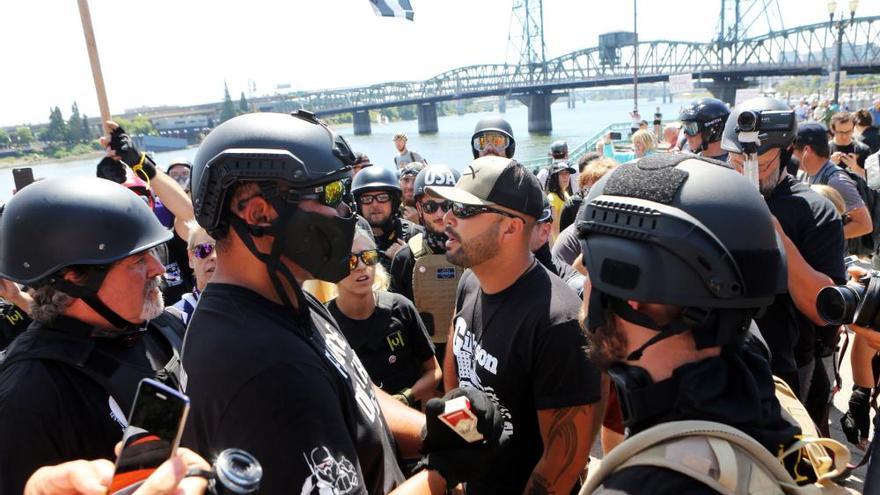 Marchas de supremacistas y antifascistas en Oregon