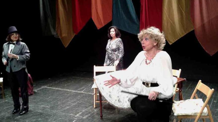 Actrices de La Farándula Teatro en su actuación en el Reina Sofía.