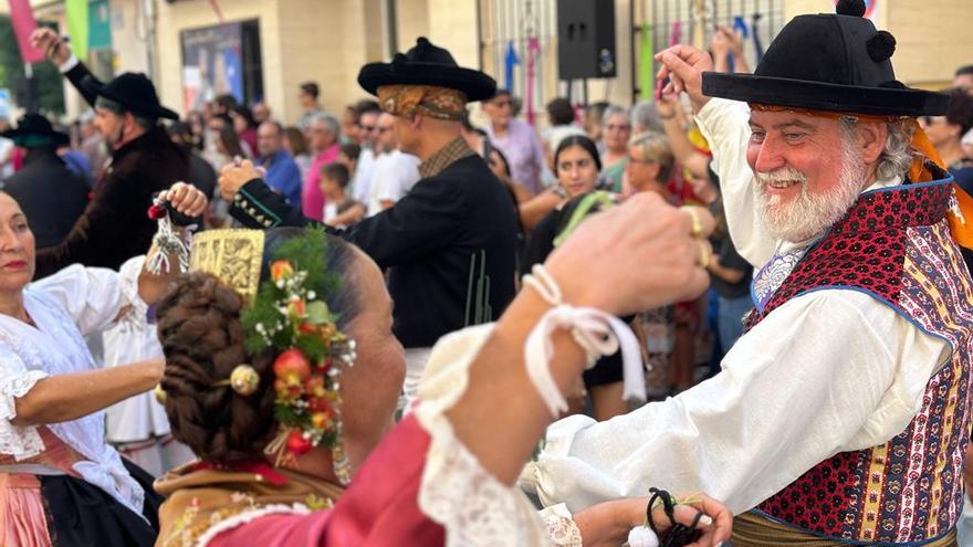 Muixeranga, procesión cívica y danzas populares en El Campello por el 9 d&#039;Octubre