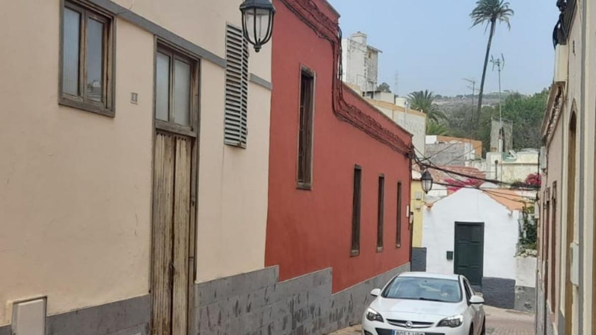  la calle Nueva, el pasado miércoles, con el inmueble que era la lonja de carne -casa con la puerta-.