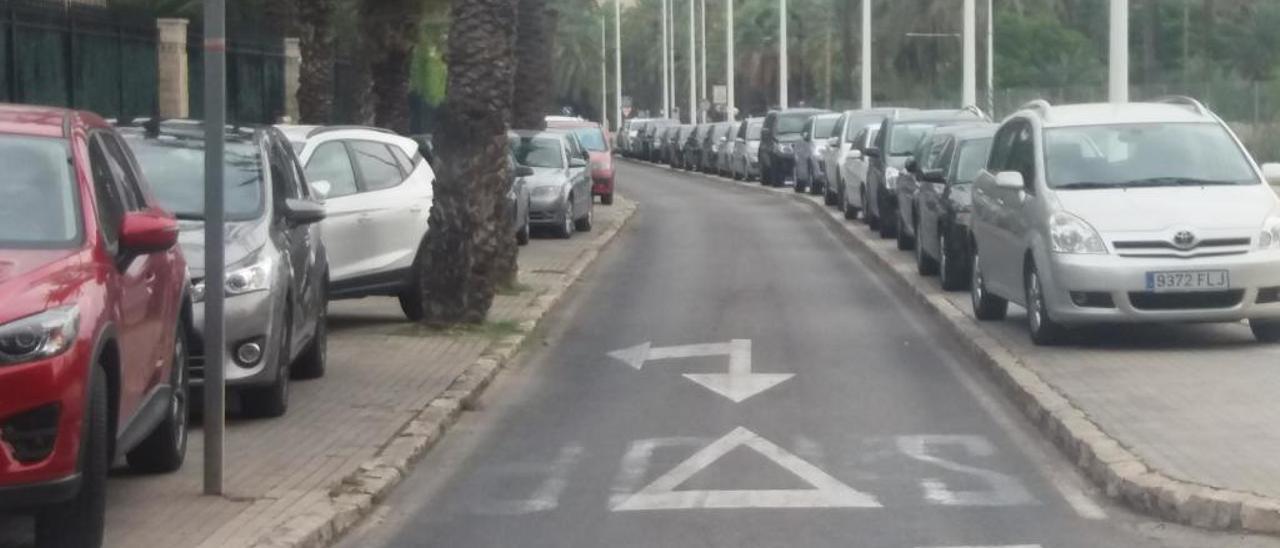 La Policía se cansa de los coches en la acera cerca de «El Palmeral»