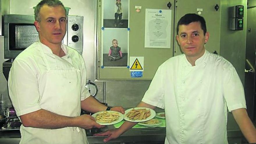 Dos cocineros gallegos nutren a la tripulación.  // FDV