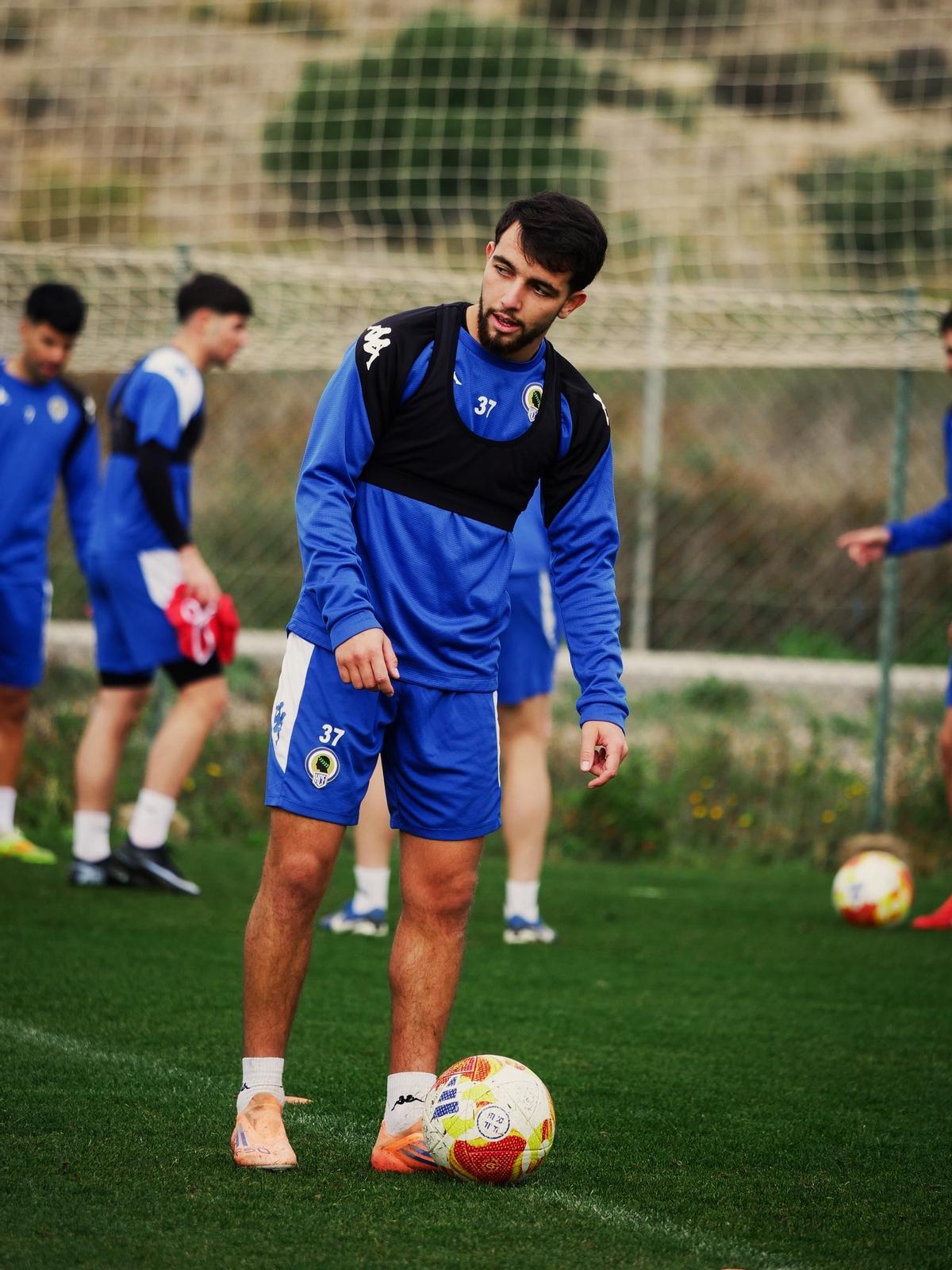 Mehdi Puch, durante un entrenamiento con el Hércules en la partida alicantina de Fontcalent.