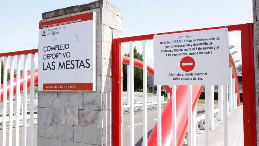 Cartel que avisa del cierre del complejo de Las Mestas.