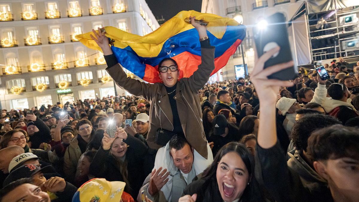 Cientos de personas durante la concentración en apoyo de Venezuela y de celebración por la captura de Nicolás Maduro, en la Puerta del Sol, a 3 de enero de 2026, en Madrid (España). Se trata de un acto de apoyo al pueblo venezolano, celebración de la detención de Maduro tras el ataque de Estados Unidos y exigencia de libertad para presos políticos y cambio de régimen.