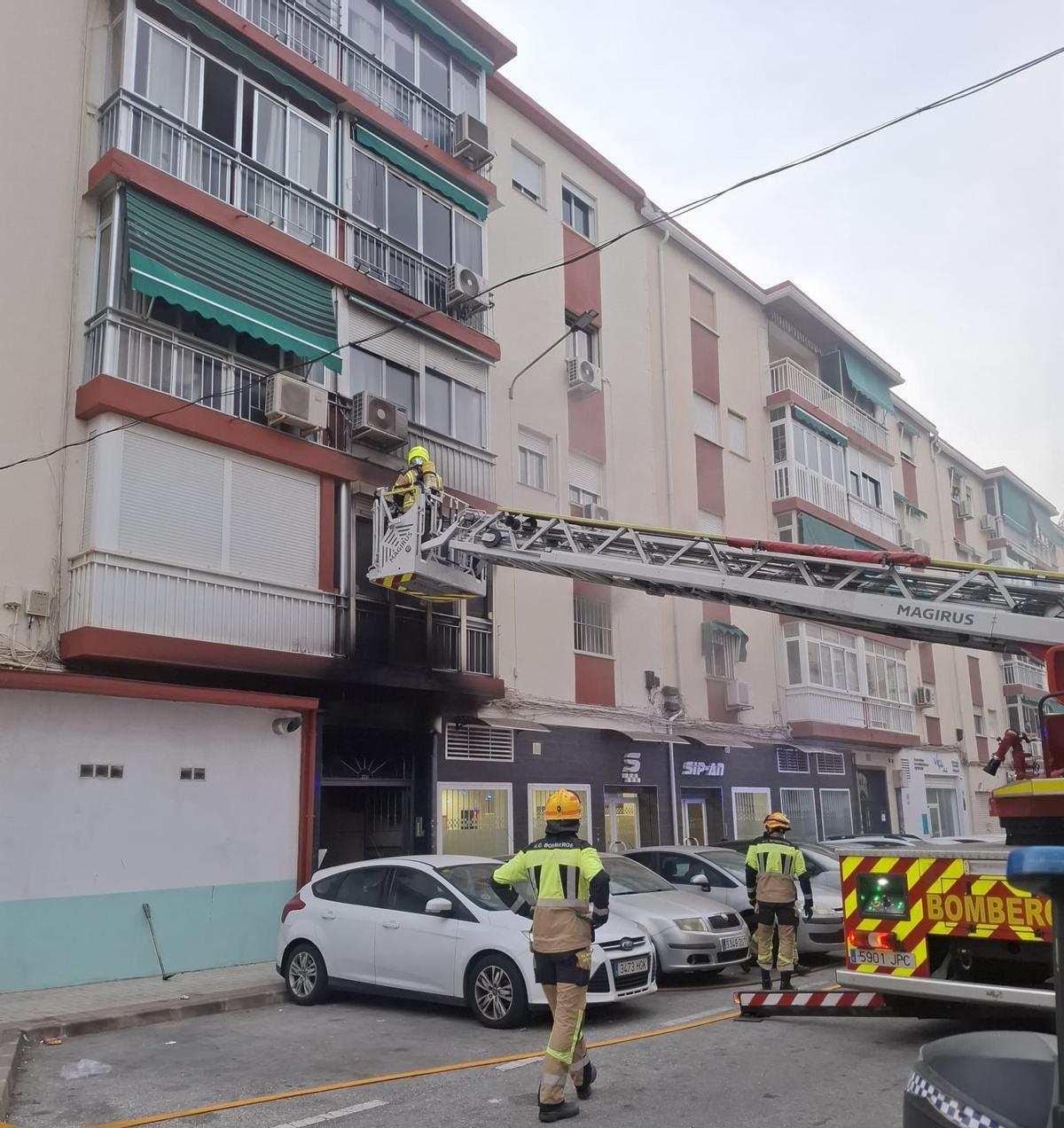 Un incendio obliga a desalojar un bloque en Los Tilos