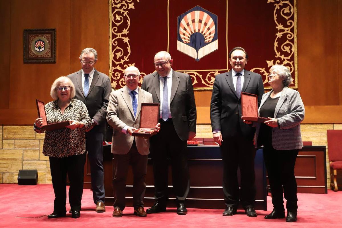 Autoridades y galadronados en los Premios Santo Tomás de Aquino de la UCO.