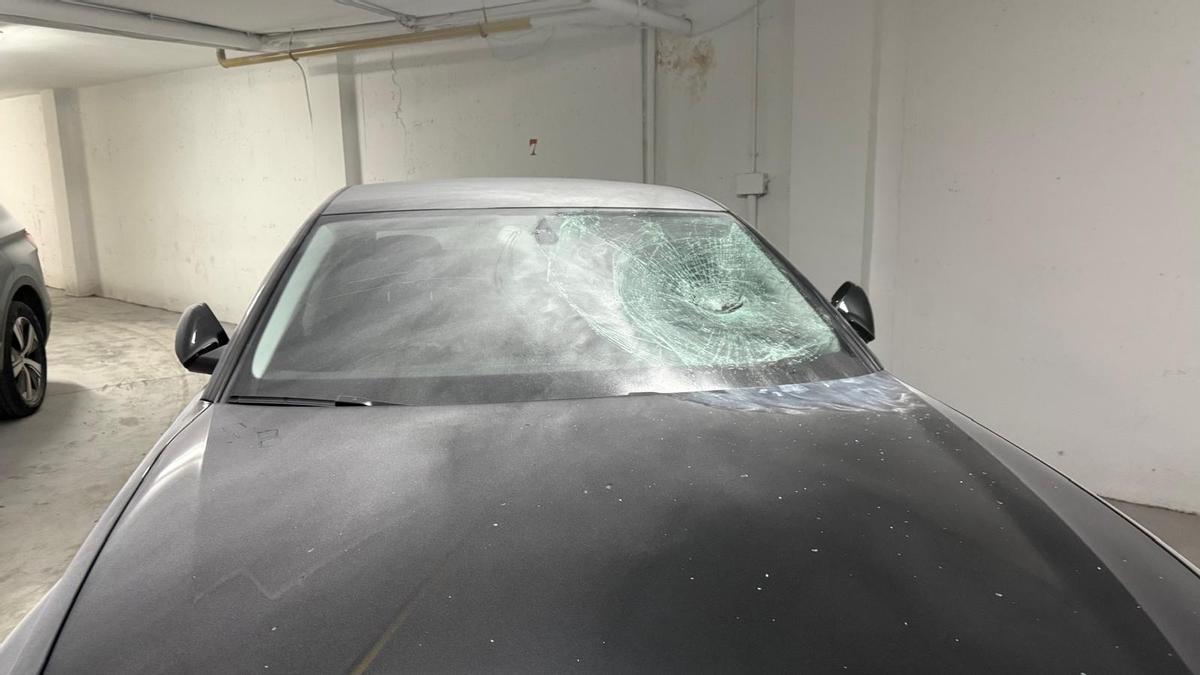 Más de 20 coches amanecen con las lunas rotas con un extintor en Murcia