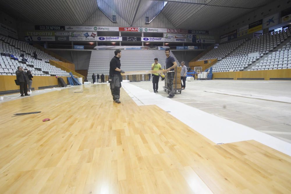 Col·locació del nou parquet del pavelló de Fontajau