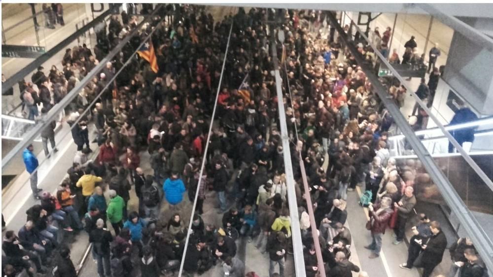 Manifestants tallen les vies del TAV a l'estació de Girona