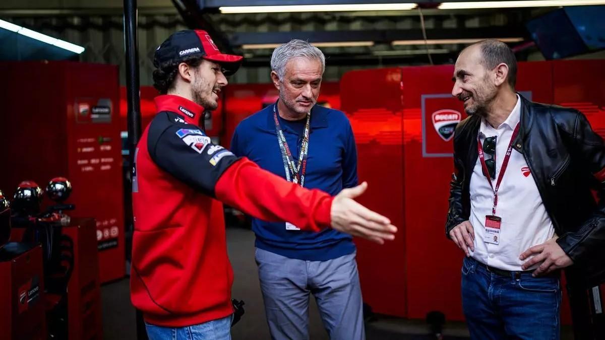 'Pecco' Bagnaia, a la izquierda, Jose Mourinho y Claudio Domenicali, CEO del equipo Ducati Corse